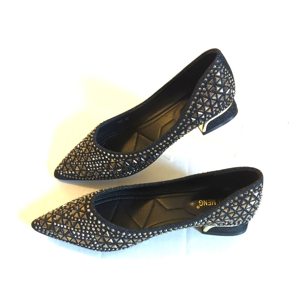 New Sparkly Studded Shoe 9.5 Low Heel Black Pointed Toe Easy Chic Party Party